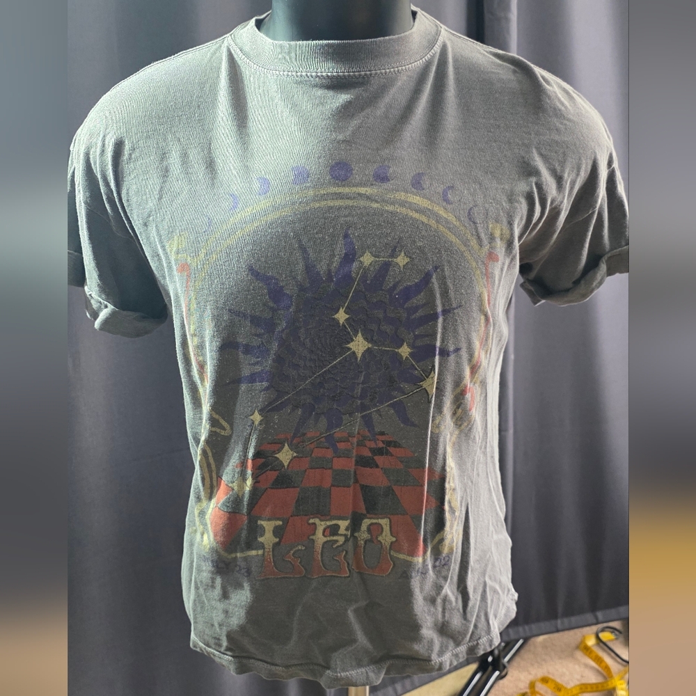 Altar'd State XS Leo Zodiac Graphic Tee - Gray